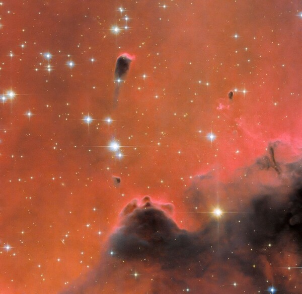 Tηλεσκόπιο Hubble: Εντόπισε αστραφτερό κόκκινο νεφέλωμα 7.000 έτη φωτός μακριά