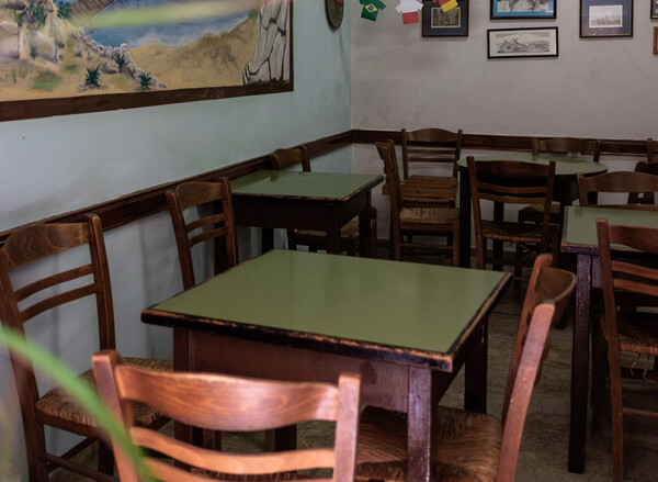 Πυροβολισμοί σε καφενείο στα Φάρσαλα: Δεν του έβαζαν τραγούδια και πήρε την καραμπίνα - Ένας τραυματίας