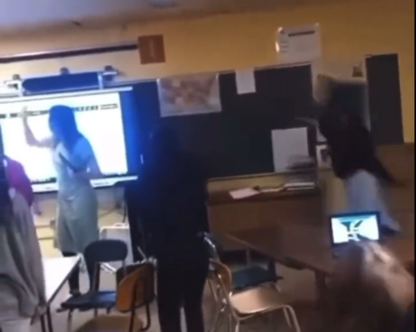 Μαθήτρια πέταξε καρέκλα στο κεφάλι καθηγήτριας
