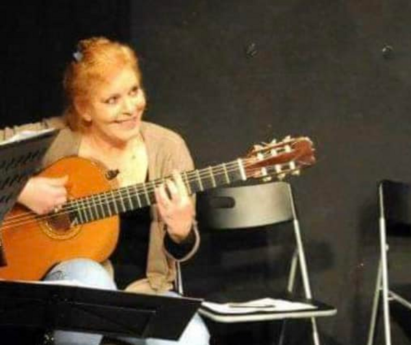 Πέθανε η Στέλλα Κυπραίου, κιθαρίστρια του Μάνου Χατζηδάκι