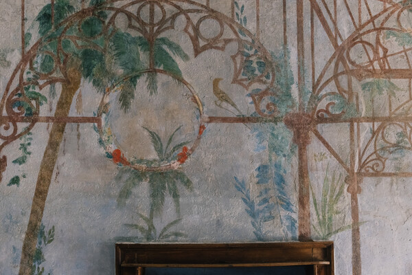 Οι άγνωστες τοιχογραφίες του Νικόλαου Γύζη αποκαλύπτονται στο Χαϊδάρι