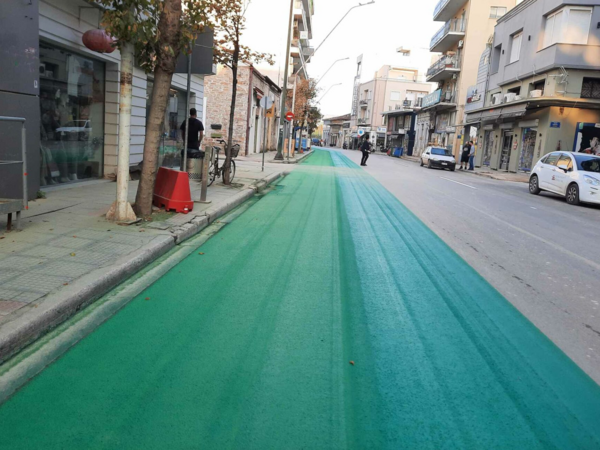 Βόλος: Αντιδράσεις για τον χρωματιστός λεωφορειόδρομο στο κέντρο της πόλης