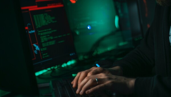 Κυβερνοεπιθέσεις από Ρώσους χάκερς σε πολλούς ιστοτόπους στη Γρανάδα
