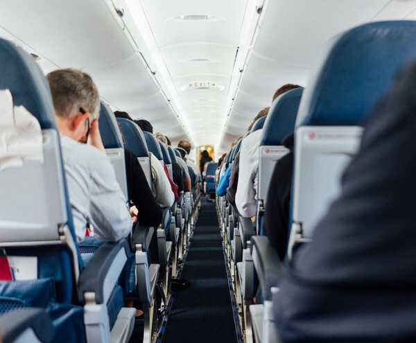 Μία αεροσυνοδός αποκαλύπτει τις 3 πιο αηδιαστικές συνήθεις των επιβατών