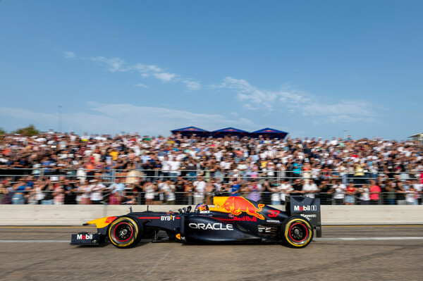 Το Red Bull Showrun by Alumil έκανε τη Θεσσαλονίκη πίστα της Formula 1- και το ζήσαμε από κοντά