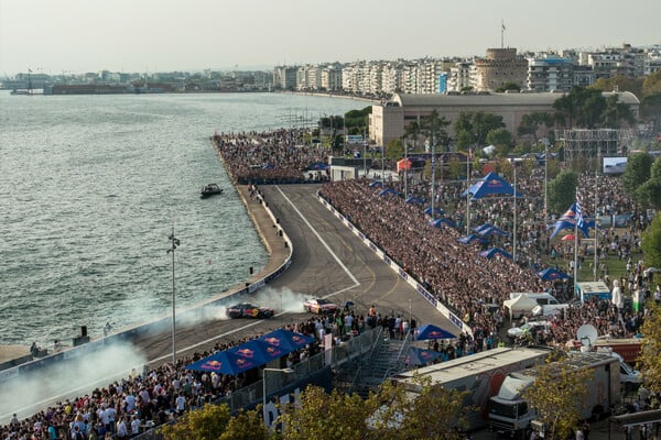 Το Red Bull Showrun by Alumil έκανε τη Θεσσαλονίκη πίστα της Formula 1- και το ζήσαμε από κοντά