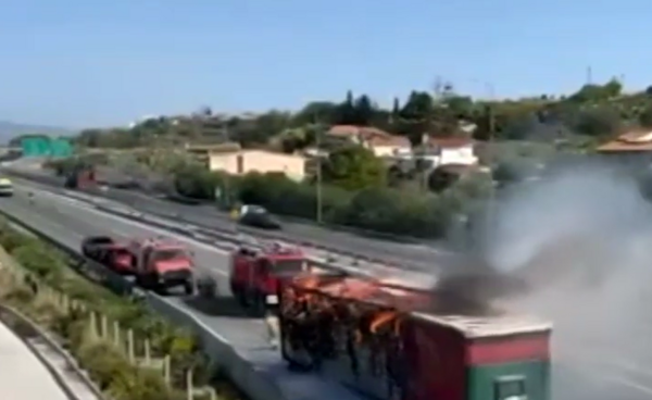Φωτιά τώρα σε φορτηγό εν κινήσει στην εθνική οδό Αθηνών- Πατρών