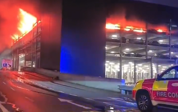 Λονδίνο: Φωτιά σε αεροδρόμιο, ακυρώνονται όλες οι πτήσεις 