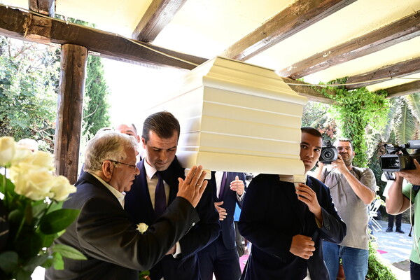 Μαίρη Χρονοπούλου: «Αποχαιρετιστήριο πάρτι» στα λευκά λίγο πριν την αποτέφρωσή της