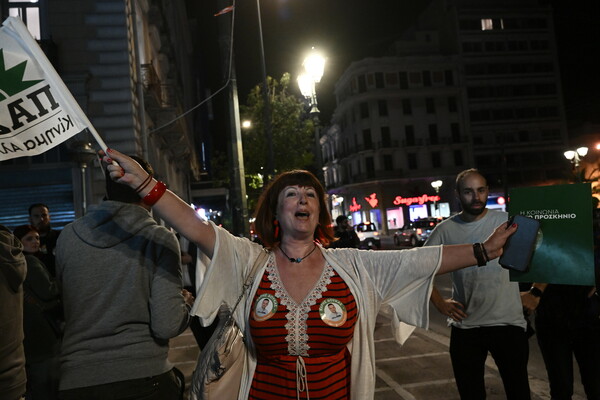 Και ξαφνικά η Αθήνα γέμισε σημαίες του ΠΑΣΟΚ