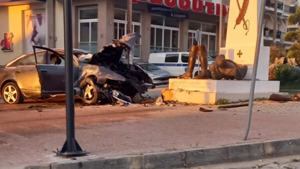 Τροχαίο δυστύχημα στη Φλώρινα: Αυτοκίνητο συγκρούστηκε με άγαλμα