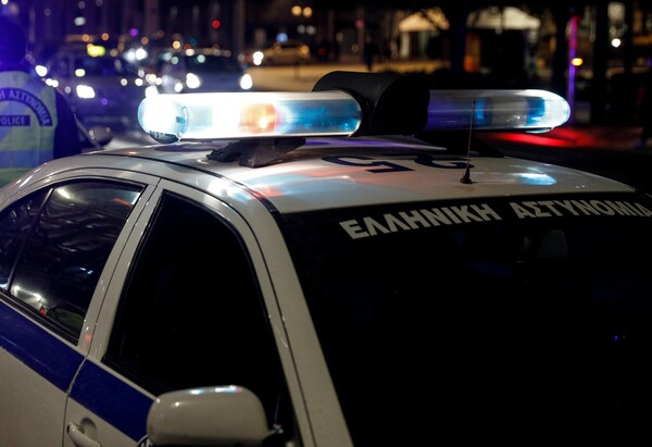 Πάτρα: Μάνα κλείδωσε τα παιδιά στο αυτοκίνητο και πήγε σε μπαρ 