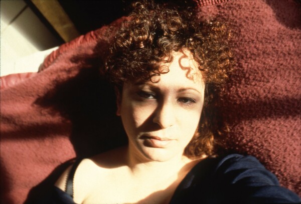 Η Nan Goldin επιστρέφει στην πηγή της