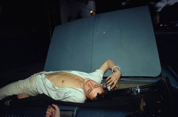 Η Nan Goldin επιστρέφει στην πηγή της