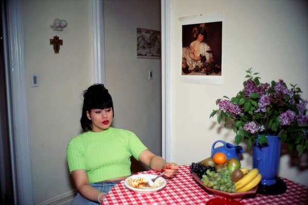 Η Nan Goldin επιστρέφει στην πηγή της