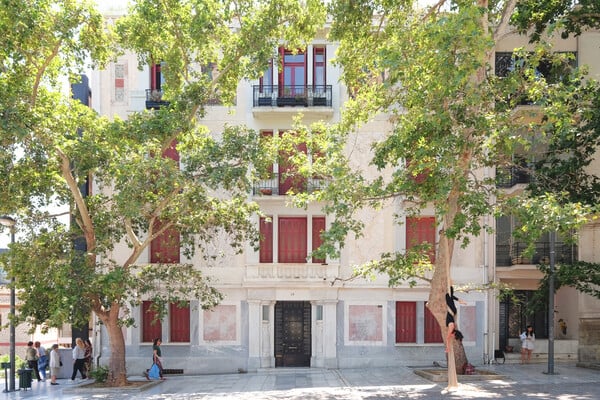 Ένας Γερμανός αρχιτέκτονας - και ένας Έλληνας φωτογράφος μόλις κυκλοφόρησαν ένα βιβλίο - ωδή στην αθηναϊκή πολυκατοικία