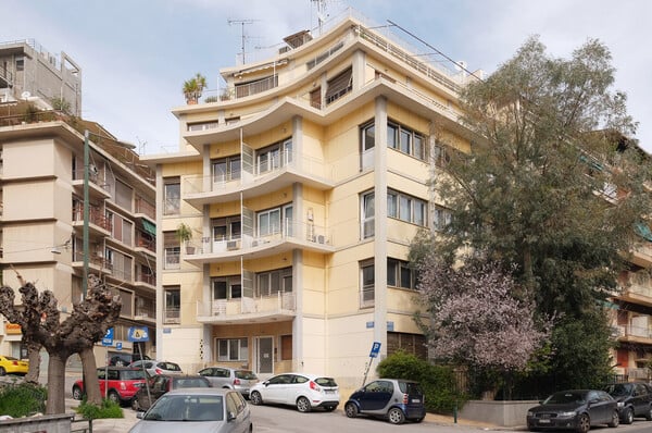 Ένας Γερμανός αρχιτέκτονας - και ένας Έλληνας φωτογράφος μόλις κυκλοφόρησαν ένα βιβλίο - ωδή στην αθηναϊκή πολυκατοικία