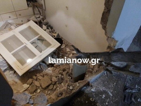 Τροχαίο ατύχημα στη Λαμία: Αυτοκίνητο έπεσε σε σπίτι και έριξε τον τοίχο