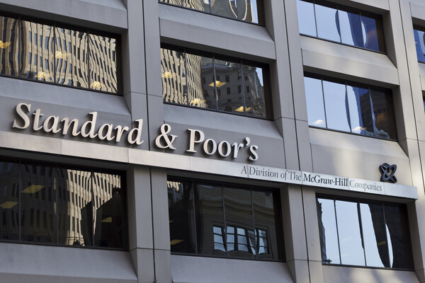 Η Standard & Poor’s έδωσε στην Ελλάδα την επενδυτική βαθμίδα