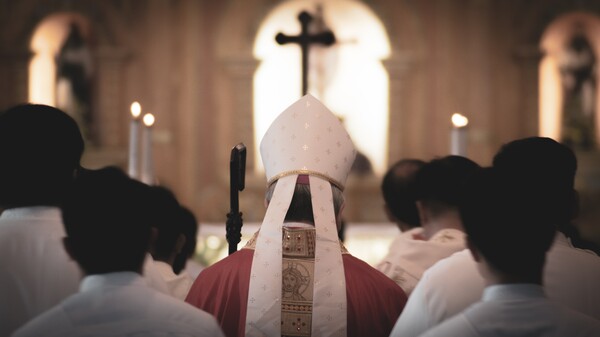 Βατικανό: Επίσκοπος παραιτήθηκε μετά από όργιο που οργανώθηκε σε ενορία του