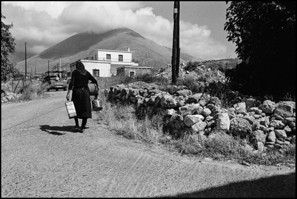 Καλαβρία Μάνη, Εγγύς Κόσμος