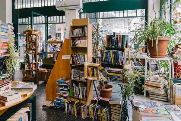 Το φιλανθρωπικό βιβλιοπωλείο της Αθήνας που μοιράζει τα έσοδα του σε κακοποιημένες γυναίκες