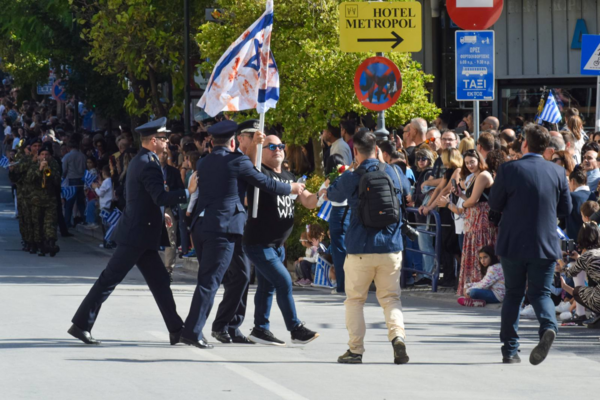 28η Οκτωβρίου: Άνδρας προσπάθησε να παρελάσει με σημαία του Ισραήλ