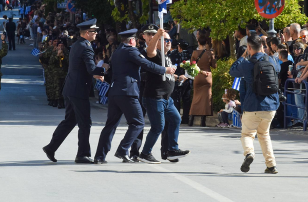 28η Οκτωβρίου: Άνδρας προσπάθησε να παρελάσει με σημαία του Ισραήλ