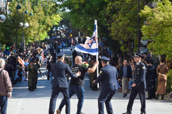 28η Οκτωβρίου: Άνδρας προσπάθησε να παρελάσει με σημαία του Ισραήλ