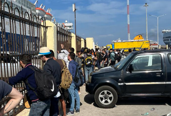 Ρόδος: Μετανάστες εμποδίζουν τον απόπλου πλοίου