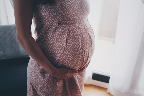 Γαλλία: Κατοχυρώνεται συνταγματικά η εθελούσια διακοπή της εγκυμοσύνης