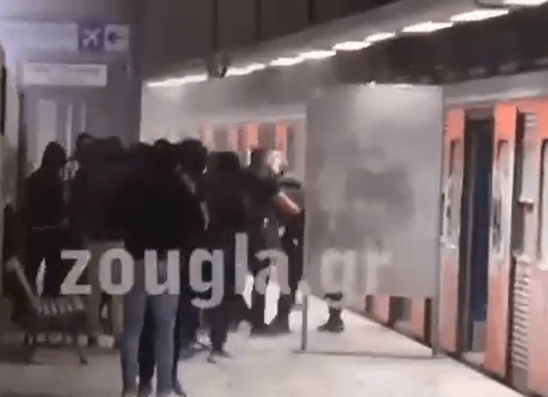 Μοναστηράκι: Επεισόδια μέσα στον σταθμό μεταξύ ακροδεξιών, ΜΑΤ και αντιεξουσιαστών