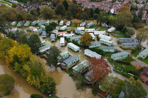 Το επέλαση της καταιγίδας Κιαράν στην Ευρώπη - Τουλάχιστον δέκα νεκροί και αμέτρητες καταστροφές