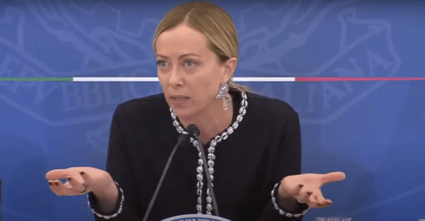 Παραιτήθηκε ο διπλωματικός σύμβουλος της πρωθυπουργού Τζόρτζια Μελόνι μετά τη φάρσα των Ρώσων ηθοποιών