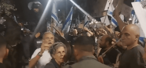 Νετανιάχου: Εκατοντάδες διαδηλωτές έξω από το σπίτι του ζητούν την παραίτησή του 