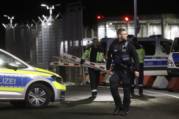 Κλειστό το αεροδρόμιο του Αμβούργου- Ένοπλος κρατά όμηρο την κόρη του