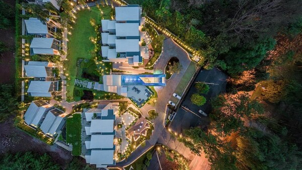 Πισίνα αιωρείται πάνω από ξενοδοχειακό συγκρότημα στην Ταϊλάνδη