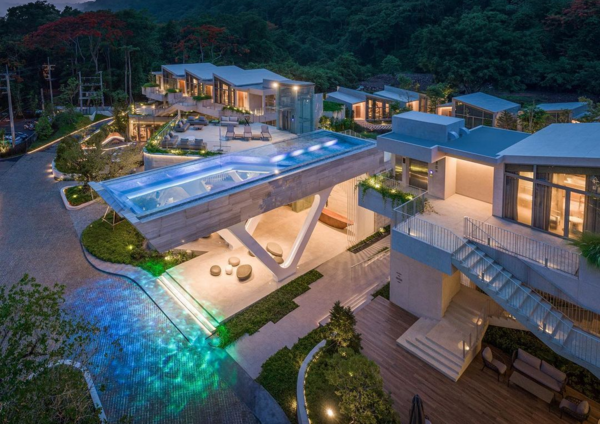 Πισίνα «αιωρείται» πάνω από ξενοδοχείο στην Ταϊλάνδη