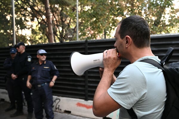 Συνεχίζονται οι αντιδράσεις για την κοπή δέντρων στα Εξάρχεια