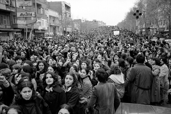 Οι Ιρανές ποιήτριες, οι ιστορίες, η παρουσία και ο ταραχώδης βίος τους μέσα από μια ανθολογία 