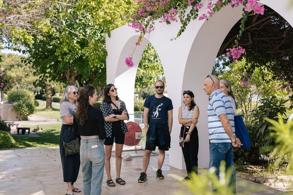 Μπορούμε να δημιουργήσουμε μια κοινωνία που πραγματικά νοιάζεται και φροντίζει;