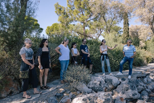 Μπορούμε να δημιουργήσουμε μια κοινωνία που πραγματικά νοιάζεται και φροντίζει;