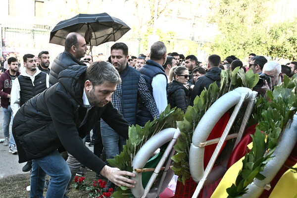 Ο Ανδρουλάκης πήγε να καταθέσει στεφάνι στο Πολυτεχνείο και του πέταξαν καφέδες