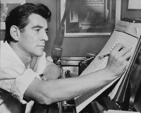 Σκοτεινός “Maestro”: Οι άβολες αλήθειες για τη ζωή του σπουδαίου Λέοναρντ Μπέρνσταϊν