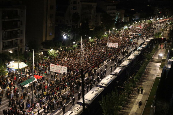 Πολυτεχνείο: Μαζική συμμετοχή στη μεγάλη πορεία για την 50η επέτειο