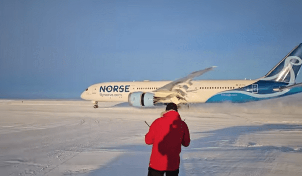 Η στιγμή που ένα Dreamliner προσγειώνεται για πρώτη φορά στην Ανταρκτική