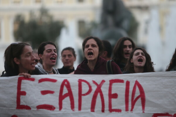 Συγκέντρωση διαμαρτυρίας στο δημαρχείο της Αθήνας, για το μετρό στα Εξάρχεια