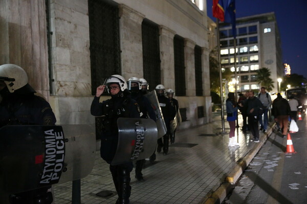 Συγκέντρωση διαμαρτυρίας στο δημαρχείο της Αθήνας, για το μετρό στα Εξάρχεια