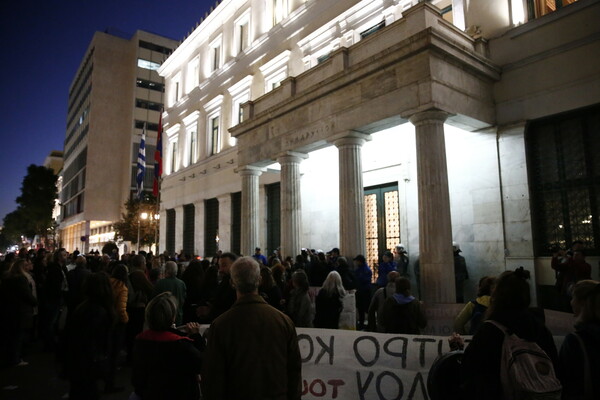 Συγκέντρωση διαμαρτυρίας στο δημαρχείο της Αθήνας, για το μετρό στα Εξάρχεια