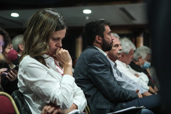 Ο Τσίπρας πίσω από την κουρτίνα